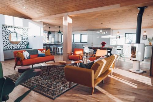 Lakeview Mid Century Luxury Cottage