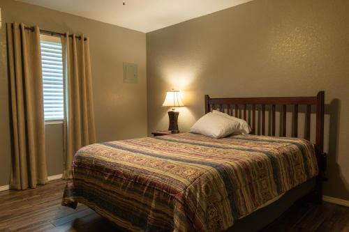 Lakeview Room 2 Queens - 22