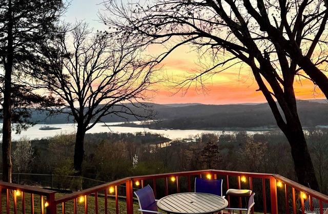 Lakeview Sunset Oasis Retreat on Pettit Mt near Tahlequah, 4 min drive to lake