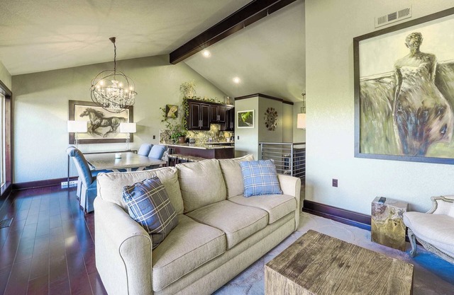 Lakeview Townhouse - Remote-Work & Pet-Friendly