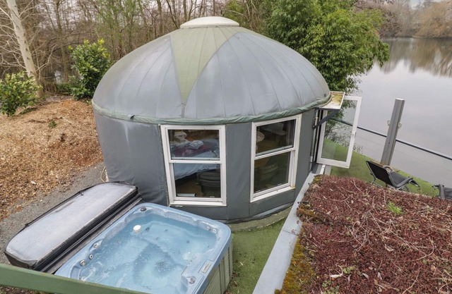 LAKEVIEW YURT, pet friendly, character holiday cottage in Beckford