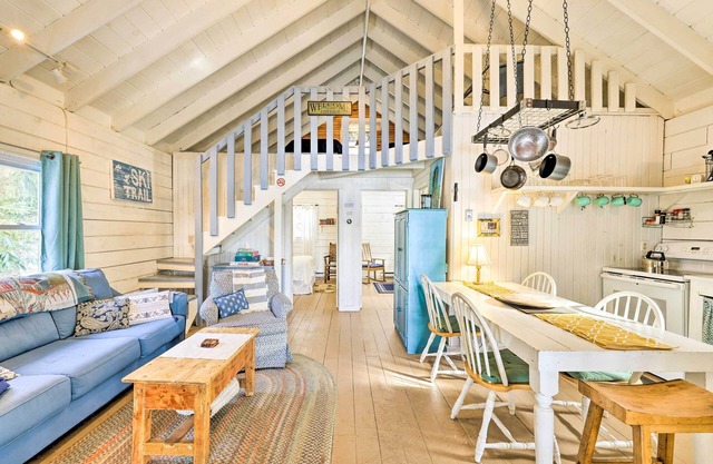 Lakewood Cottage w/Private Lake Access & Canoes!