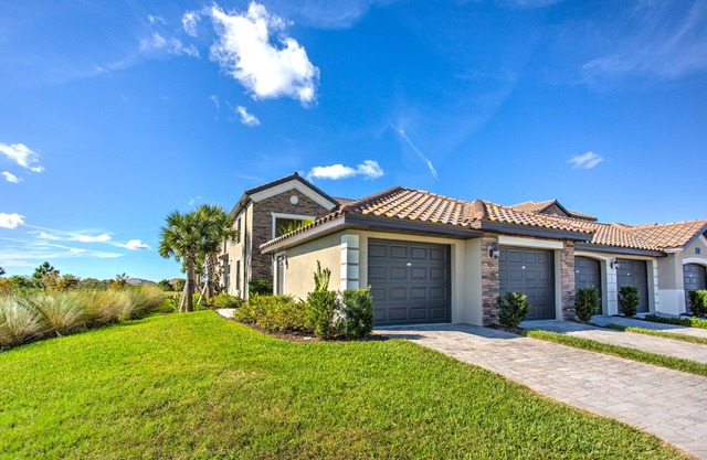 Lakewood National beautiful 2bedroom 2 bathroom condo + den with unlimited Golf