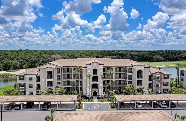 Lakewood National, Golf Club Condo, Resort style living at its best.n