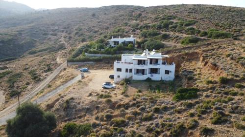 LALAROUS Studios & Apartments