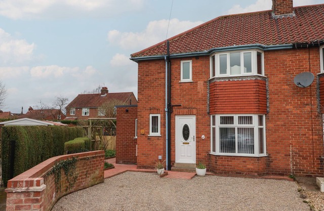 LAMBS FOLD, family friendly, with a garden in Malton