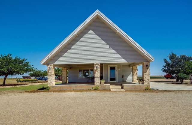 Lamesa Vacation Rental w/Covered Patio & Fire Pit