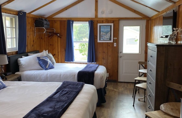 Lamplighter Cabins & Suites