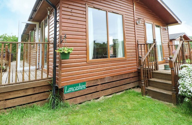 LANCASHIRE LODGE, pet friendly, character holiday cottage in Kiplin