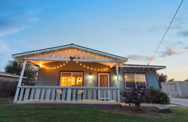 Lancaster Delight: Modern 3BDR Family Home - Spacious Yard & Kid-Friendly