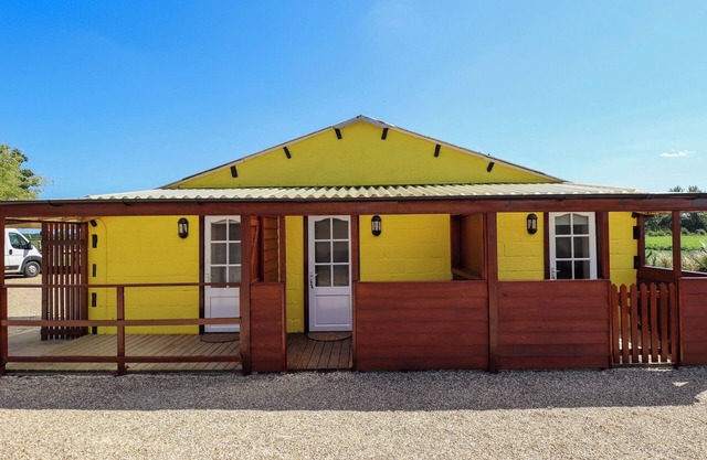 LANCASTER, pet friendly, character holiday cottage in Coningsby