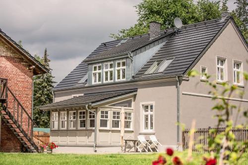 Landhaus hinter`m See Ferienwohnung Landliebe luxuriöser Wintergarten Kachelöfen