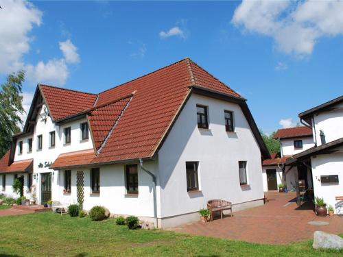 Landhaus mit Schwimmbad in Dargun