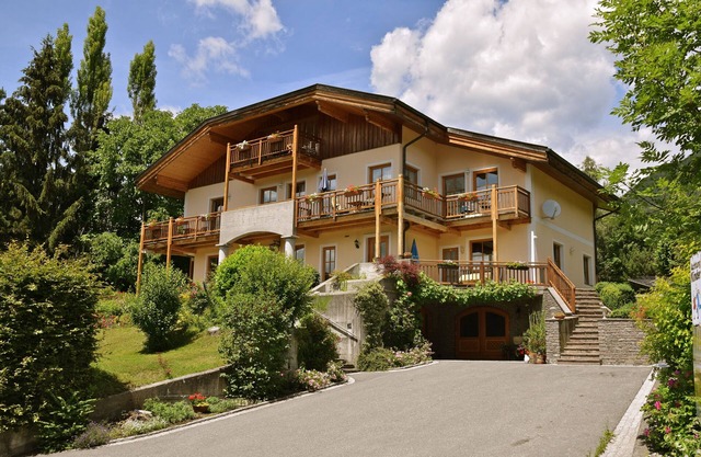 Landhaus Mitsche, Gartnerkofel apartment with mountain views