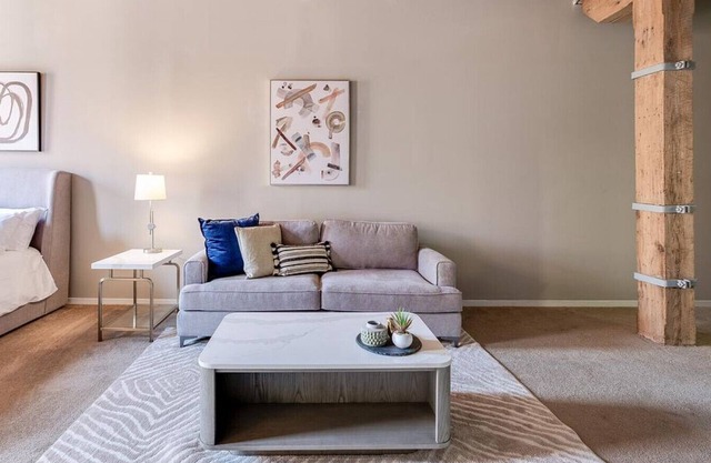 Landing at Cobbler Square Loft Apartments - Studio in Near North Side