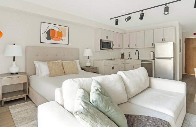 Landing | Beautiful Studio, Pool, Gym