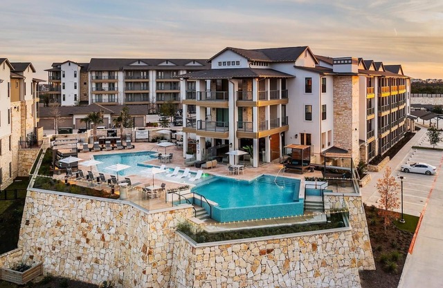 Landing | Chic 1BD, Clubhouse, Pool