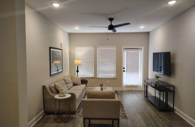 Landing | Chic 2BD, Gym, Pool