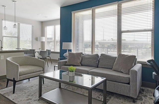 Landing | Chic 2BD, Gym