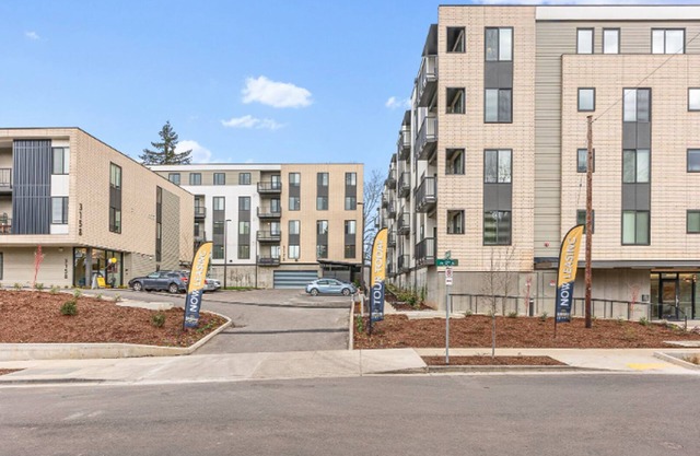 Landing | Chic 2BD, Gym