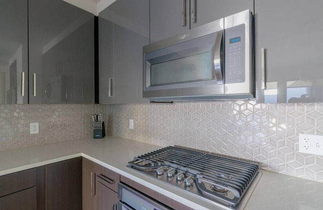 Landing | Chic 2BD, Tennis Court, Gym
