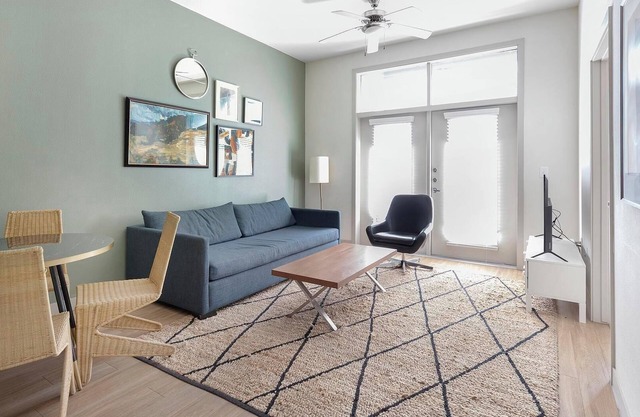 Landing | Modern 1BD, Rooftop Lounge, Clubhouse