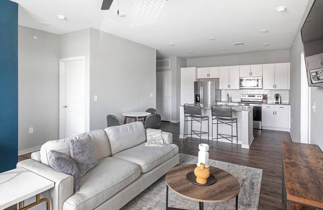 Landing | Spectacular 2BD, Gym, Pool