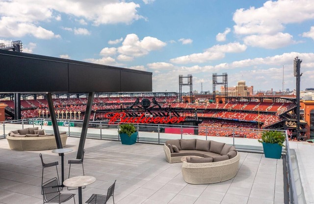 Landing | Stunning 1BD, Pool, Gym