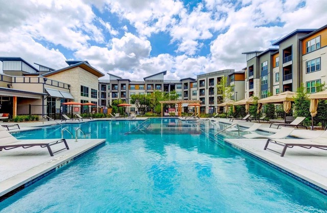 Landing | Stunning 2BD, Game Room, Courtyard