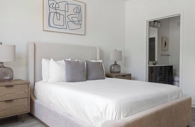 Landing | Stunning 2BD, Pool, Rooftop Lounge