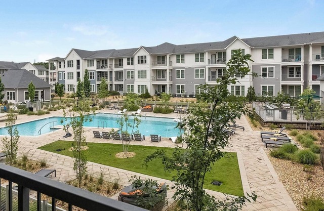 Landing | Stunning 2BD, Clubhouse, Pool