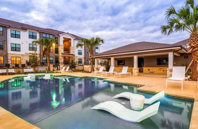 Landing | Stylish 1BD, Pool, Courtyard