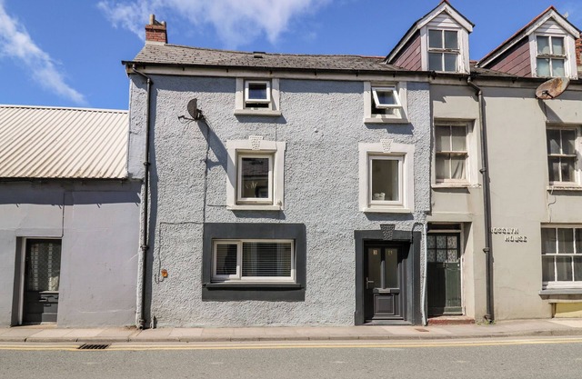 LANE COTTAGE, pet friendly, with a garden in Cardigan