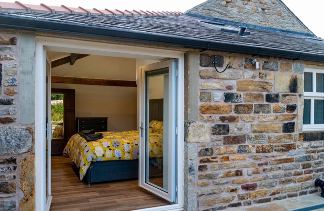 LANE HOUSE SHIPPON, pet friendly, with a garden in Burnley