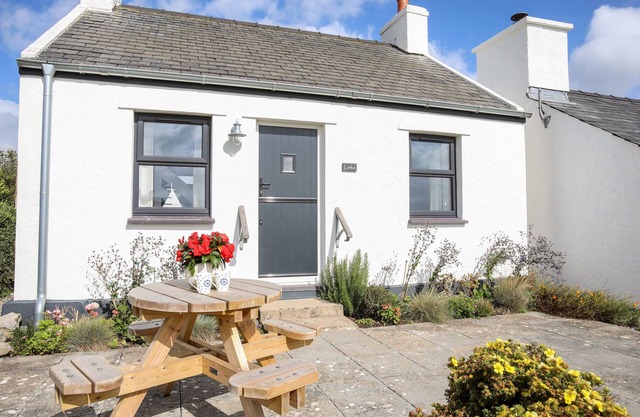 LANKA, pet friendly, character holiday cottage in Moelfre