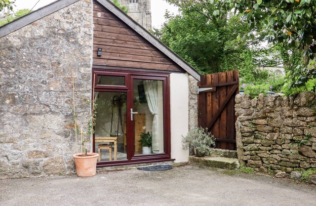 LANNLYVRI LODGE, pet friendly in Lostwithiel