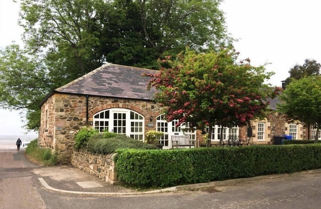 LAPWING COTTAGE, pet friendly, country holiday cottage in Bamburgh