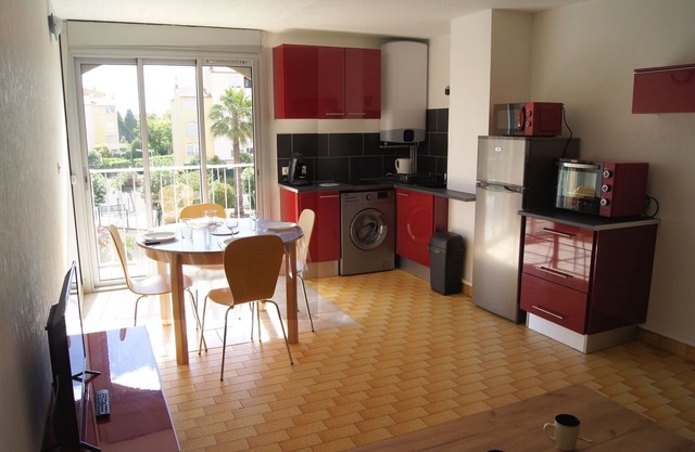 Lara 5 - Large, quiet T2 parental room Private parking near the beach