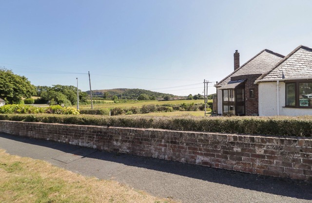 LARAGH, pet friendly, character holiday cottage in Deganwy