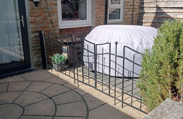 Larch Cottage Ruston with hot tub (dogs go free)