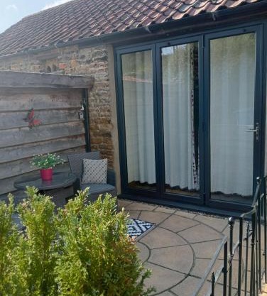 Larch Cottage Ruston with hot tub, dogs go free