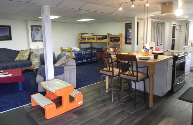 Large 1 bedroom Apt, bunk bed, trundle, with Amazing Kitchen