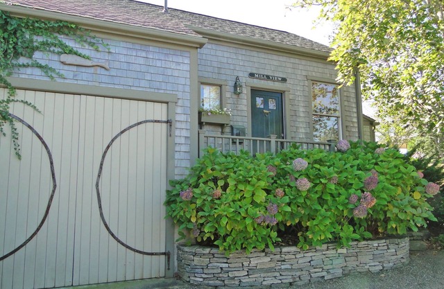Large 1 Bedroom Cottage with Private Patio