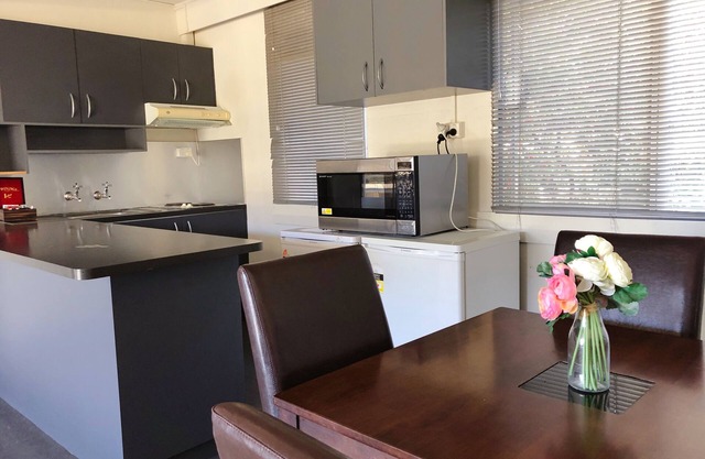 Large 1 Bedroom Unit in Griffith with Free Wi-Fi + Parking