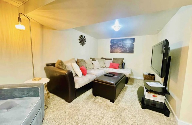Large 2 Bed/1Ba Private Apt, South Tabor Stay