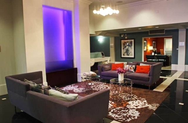 Large 2 bed 2 bath Apt on Wilshire Corridor-Sn