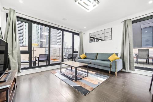Large 2 Bed with Massive Balcony in Canary Wharf