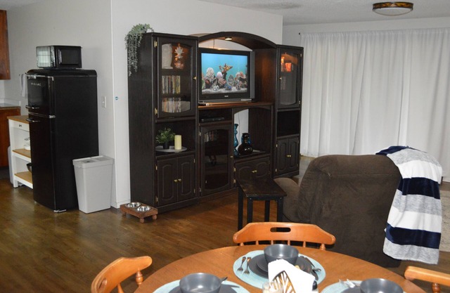 Large 2 Bedroom Apartment- Private Retreat at Meadow Park