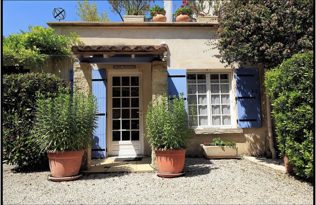 Large 2 Person Apartment with Air Conditioning & lovely private outdoor area