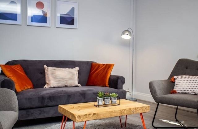 Large 3 Bed Apartment-Sea Road
